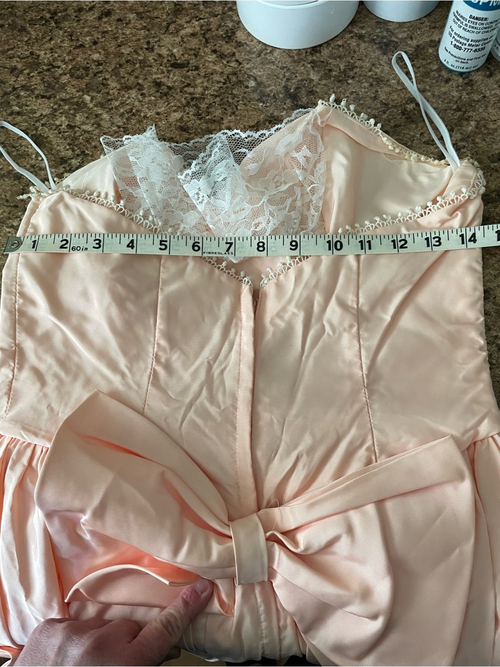 Vintage Elegant Peach Dress with White Lace Details - Picture 11 of 12
